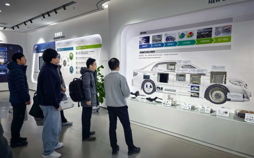 中英汽车产业国际化合作研讨：西浦国际商学院与清华大学苏州汽车研究院共探智慧出行新机遇