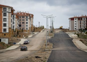 A modern urban residential area under development in Palu, Elazığ, featuring newly constructed buildings and roads.