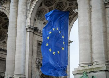 欧洲议会批准新规 外商投资审查扩至半导体AI敏感领域 - European Union flag Brussels