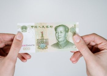 美元宽幅震荡背景下 中企出海加速转向人民币结算避险 - Chinese yuan RMB banknotes