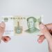 美元宽幅震荡背景下 中企出海加速转向人民币结算避险 - Chinese yuan RMB banknotes