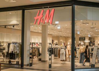 Explore the modern design and fashion collection at this H&M store located in a bustling shopping mall.
