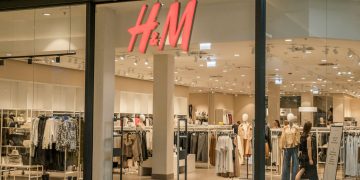 Explore the modern design and fashion collection at this H&M store located in a bustling shopping mall.